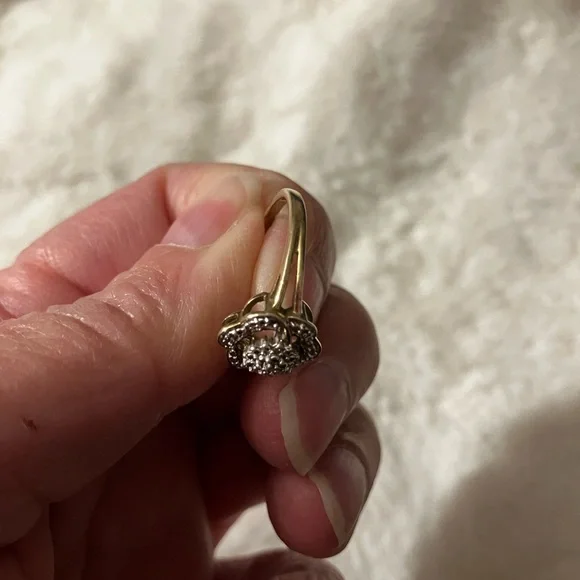 Diamond Flower Ring - Picture 10 of 11